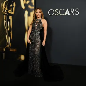 جينيفر لوبيز Jennifer Lopez في حفل Governors Awards 2024 (مصدر الصورة Gilbert Flores/Variety via Getty Images)