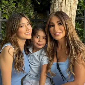 لمى الرهونجي مع ولديها يزن السيد وأصالة نصري- الصورة من حساب أصالة على إنستغرام