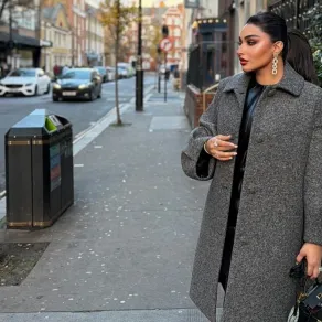 مدونة الموضة آمال بالمعطف الرمادي- الصورة من حسابها على إنستغرام