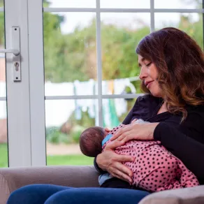 صورة لأم تحمل طفلها 