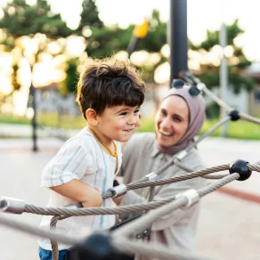 صورة لأم مع طفلها 