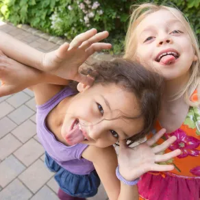 صورة طفلتين شقيتين