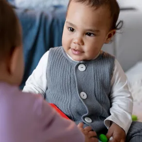 صورة لطفل يلعب مع طفل آخر