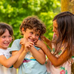 صورة أطفال يضحكون