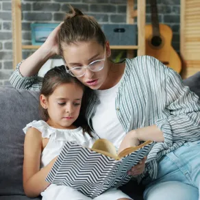 صورة لطفلة مع والدتها