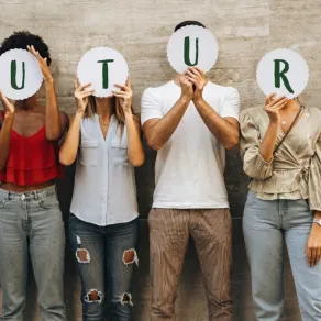 صورة تعبيرية لمجموعة مراهقين