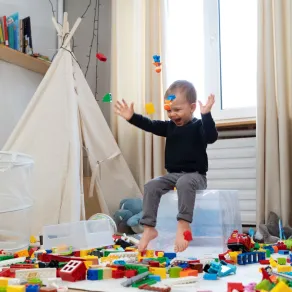 صورة لطفل بين ألعابه