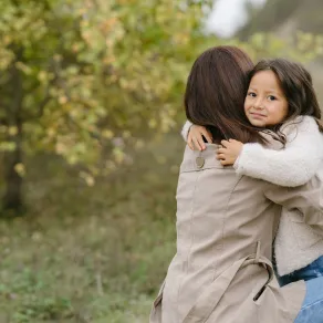 صورة لأم مع ابنتها