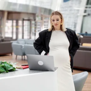 صورة حامل في قاعة المطار