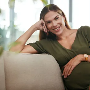 صورة حامل سعيدة