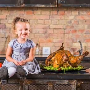 صورة لطفلة تحب الدجاج