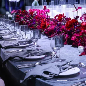 ديكور أنيق لطاولة المدعوين إلى حفل الزفاف