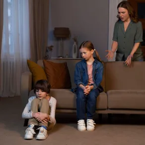 صورة تعبر عن أسلوب خاطئ للتعامل مع الأبناء