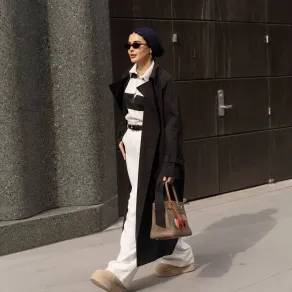 موضة الترانشكوت- الصورة من حساب حنين الصيفي على انستغرام