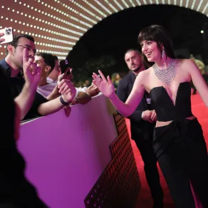 داكوتا جونسون Dakota Johnson من حفل الافتتاح - مصدر الصورة Vittorio Zunino Celotto/Getty Imagesfor the Red Sea International Film Festival