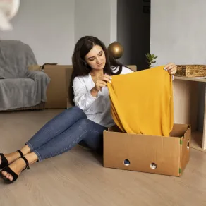 تفسير رؤيا حزم الملابس في المنام- مصدر الصورة: Freepik