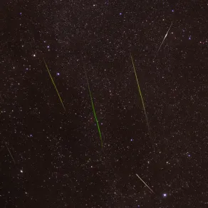 الشهب تزين السماء - الصورة من pexels by eclipse chasers الشهب تزين السماء - الصورة من pexels by eclipse chasers