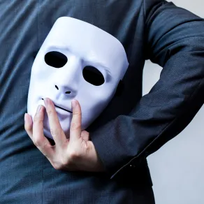 شاب يبقي طبيعته الحقيقية مختبئة