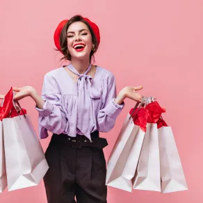 إطلالة ستريت ستايل -الصورة من موقع Freepik