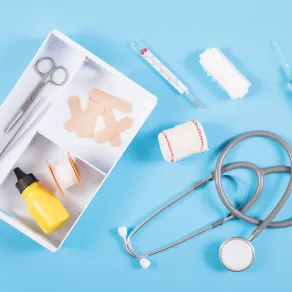 حقيبة إسعافات أولية- مصدر الصورة: Freepik حقيبة إسعافات أولية- مصدر الصورة: Freepik
