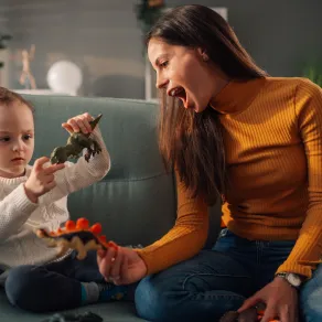 صورة أم وابنها في حالة غضب