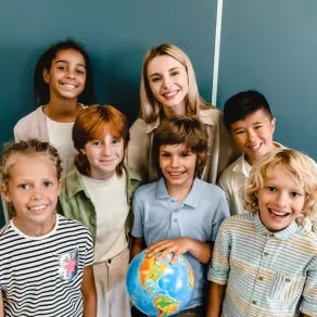 صورة أطفال من جنسيات مختلفة