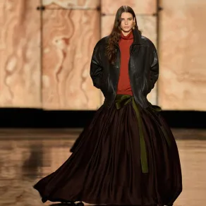 تنورة من سان لوران Saint Laurent- الصورة من Launchmetrics/Spotlight ©