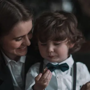 ما هي أسباب تكرار الأطفال نفس السؤال؟ صورة طفل مع أمه