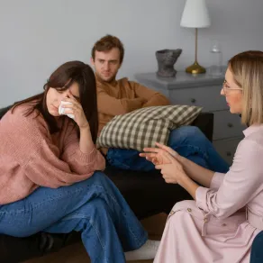 تأثير الضغوط الاجتماعية على الشباب - مصدر الصورة freepik تأثير الضغوط الاجتماعية على الشباب - مصدر الصورة freepik