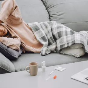 صورة لامرأة تشعر بالمرض