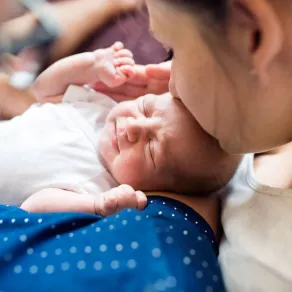 أبرز 7 علامات خطر بعد الولادة القيصرية.. ومتى تتحوّل إلى إنذار؟ صورة أم بعد الولادة