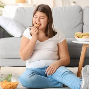 أسباب ومضاعفات سمنة الأطفال - الصورة من موقع AdobeStock