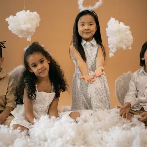 صورة لأطفال فوق السحاب