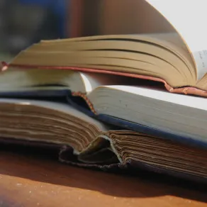 مجموعة من الكتب المفتوحة موضوعة على الطاولة 