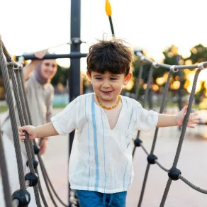 أنشطة حركية ممتعة داخل وخارج المنزل - الصورة من موقع unsplash صورة لطفل