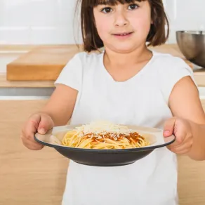 صورة لطفلة تحمل وجبة دسمة