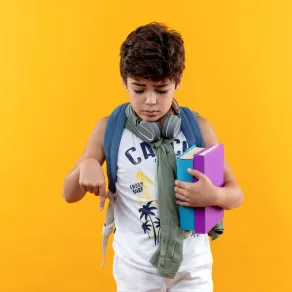 هناك أسباب لتدني مستوى طفلك في المدرسة صورة تعبر عن طفل لديه صعوبات تعلُّم