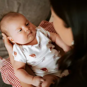 حيل سحرية لتهدئة الرضيع وفهم لغة بكائه -الصورة من موقع unsplash صورة لطفل رضيع