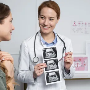 اهتمي بإجراء فحوصات مستمرة عند الطبيب صورة لحامل تطمئن على صحة جنينها