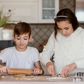 صورة لطفلين يعدان الطعام وحدهما