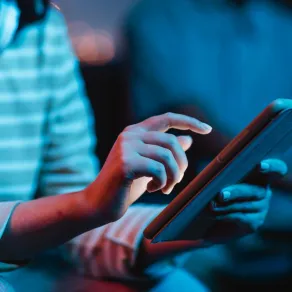 فرط استخدام التكنولوجيا يسبب الخمول - المصدر freepik فرط استخدام التكنولوجيا يسبب الخمول - المصدر freepik