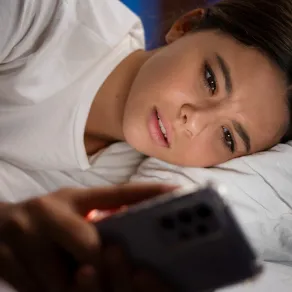 صورة لطفلة سهرانة مع الجوال