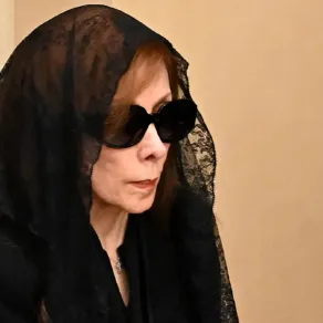 فيروز- مصدر الصورة Fadel ITANI / AFP
فيروز تستقبل المعزيين بعد رحيل نجلها هلي الرحباني