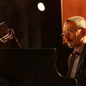 زياد الرحباني خلال حفلته الموسيقية في قلعة دمشق، أواخر 15 يوليو 2009. Ziad Rahbani performs during his concert at Damascus Citadel, late July 15, 2009.مصدر الصورة: AFP PHOTO/LOUAI BESHARA (Photo by LOUAI BESHARA / AFP)