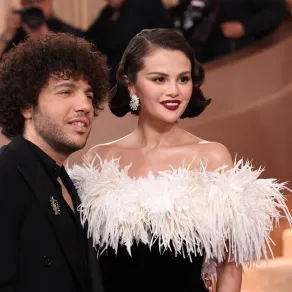 سيلينا غوميز وبيني بلانكو Benny Blanco and Selena Gomez في حفل توزيع جوائز غولدن غلوب 2026. مصدر الصورة: Monica Schipper / GETTY IMAGES NORTH AMERICA / Getty Images via AFP