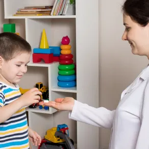 صورة لطفل يتناول الدواء