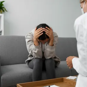 سيدة تخضع لجلسة علاج نفسي- المصدر freepik