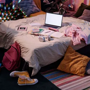 صورة غرفة المراهق المبعثرة