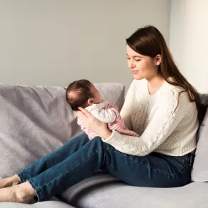 صورة لأم تتواصل مع مولودها