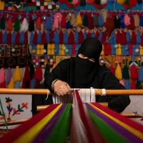 فن حياكة السدو - الصورة من حساب وزارة الثقافة على "انستغرام" السدو